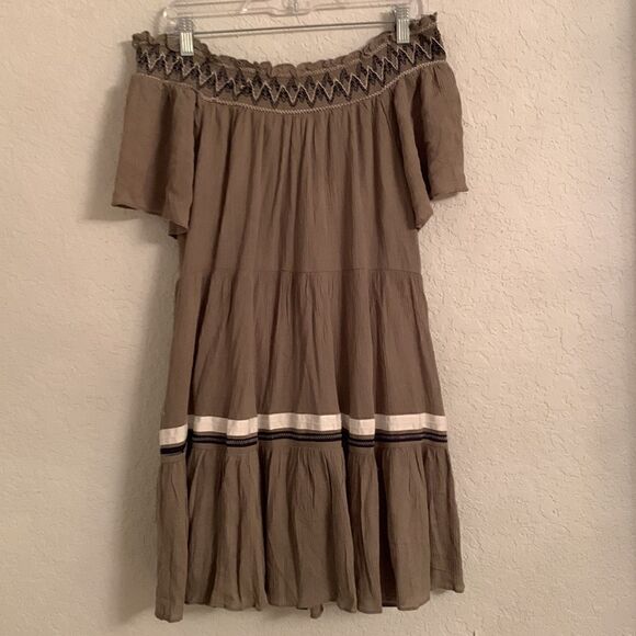 Hayden Los Angeles Rayon Tiered Off Shoulder Embroidered Mini Dress Size L - Picture 2 of 11